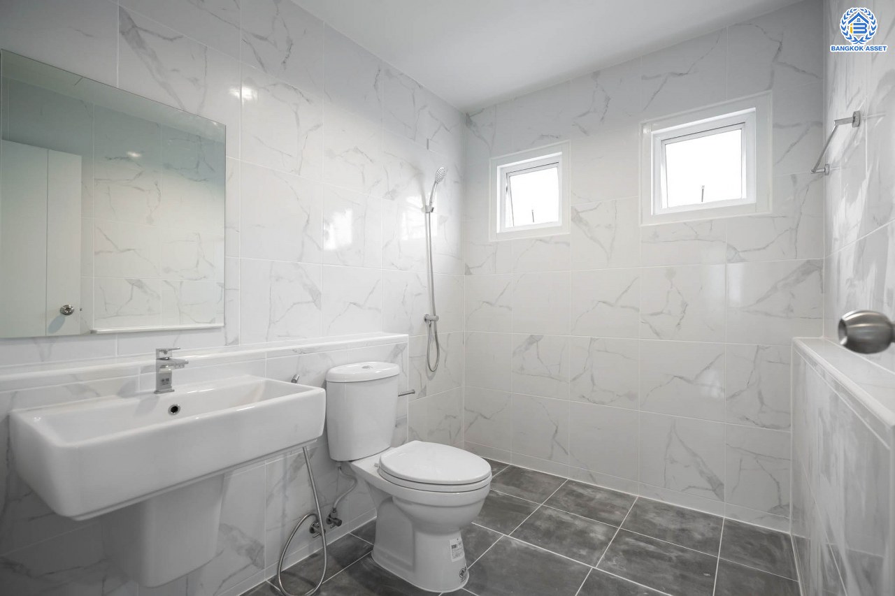 บ้านมือสองตกแต่งใหม่ โครงการ ชวนชื่น เรสซิเด้นซ์พาร์ค2 วัชรพล เนื้อที่ 53.1 ตร.ว. ฟังก์ชัน 3 ห้องนอน 2 ห้องน้ำ จอดรถได้ 1 คัน บนทำเลเชื่อมต่อหลายเส้นทาง ถ.รามอินทรา ถ.สายไหม และ ถ.พหลโยธิน ใกล้สนามบินดอนเมือง ทางด่วน "รามอินทรา-วงแหวนรอบนอก" และรถไฟฟ้าสายสีชมพู "สถานีคูคต"